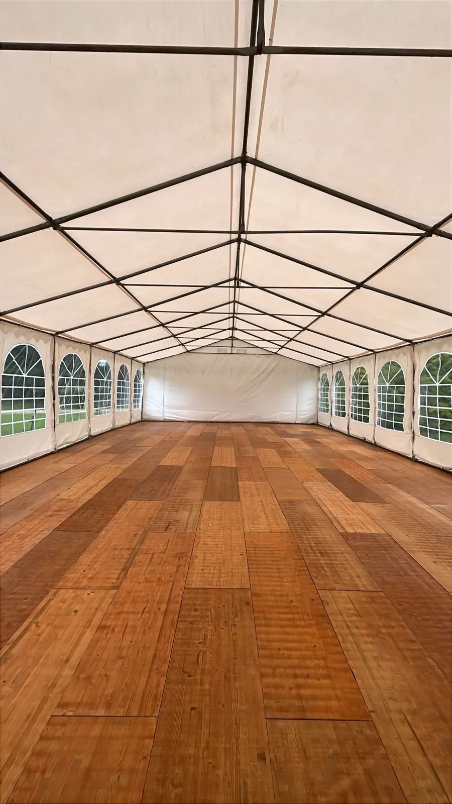 Structure d'un chapiteau vue de l'intérieur, toile tendue sur l'armature