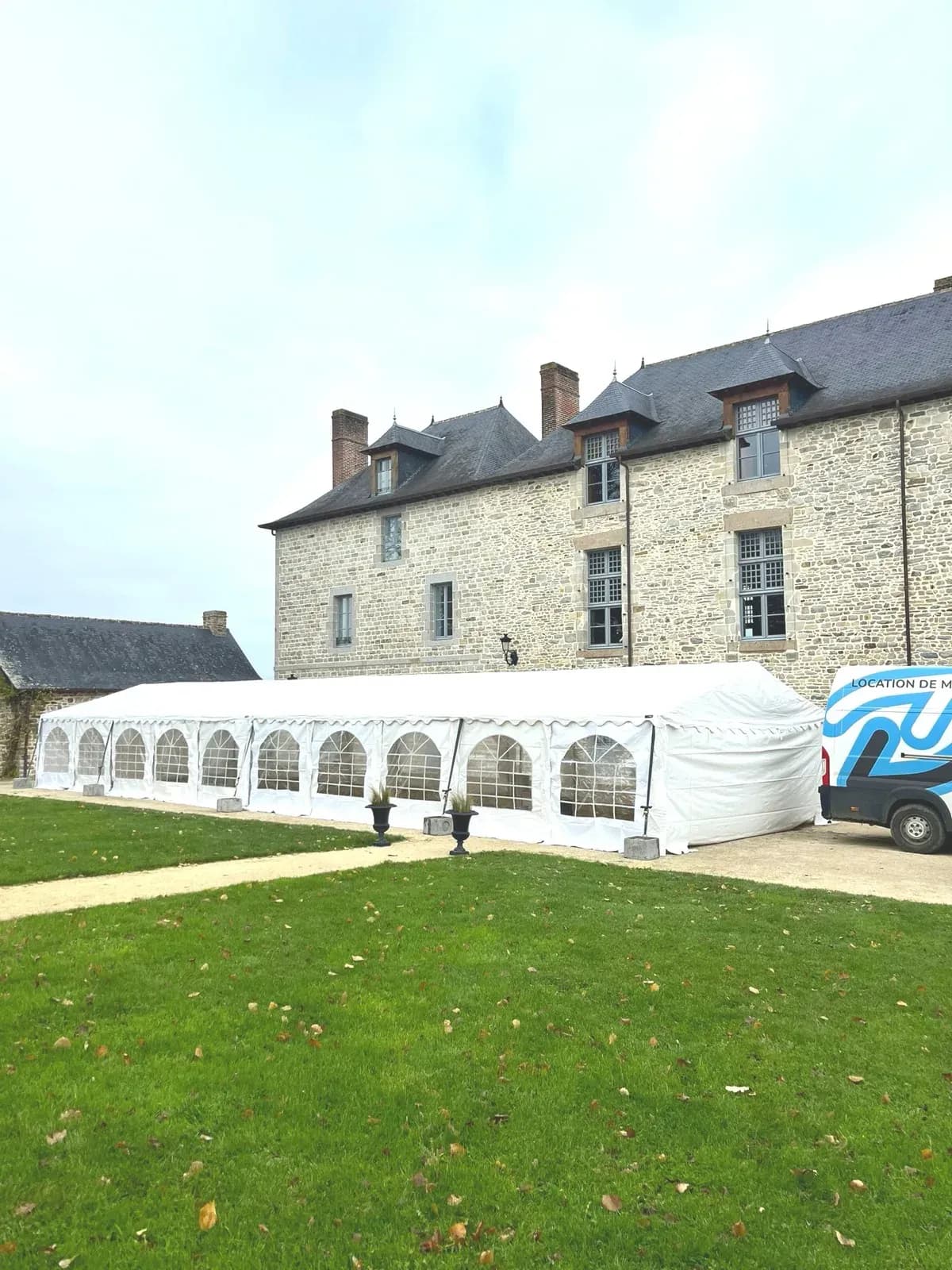 Chapiteau installé au pied d'un manoir en pierre