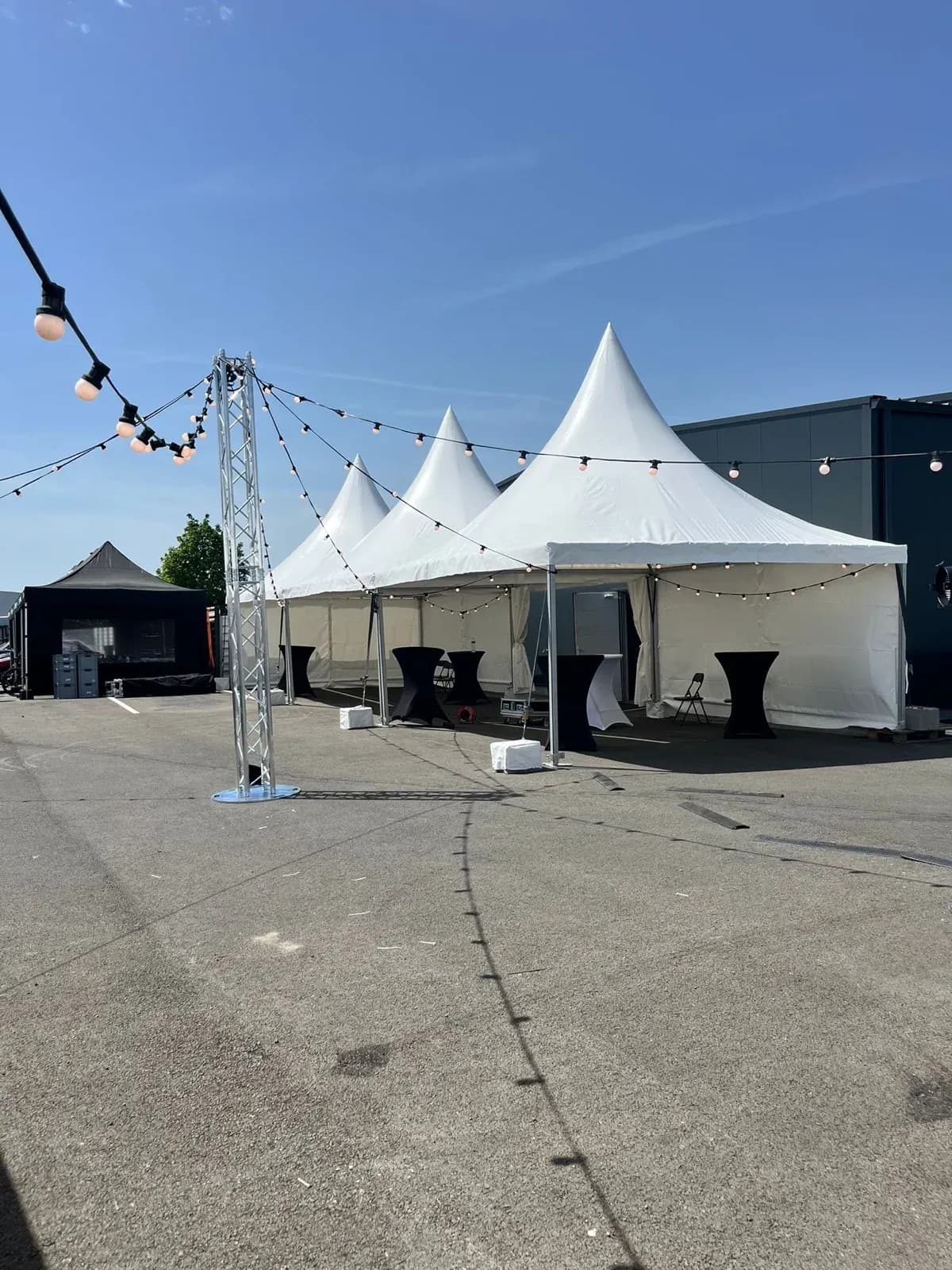 Tentes pagodes et guirlandes lumineuses pour une soirée d'entreprise