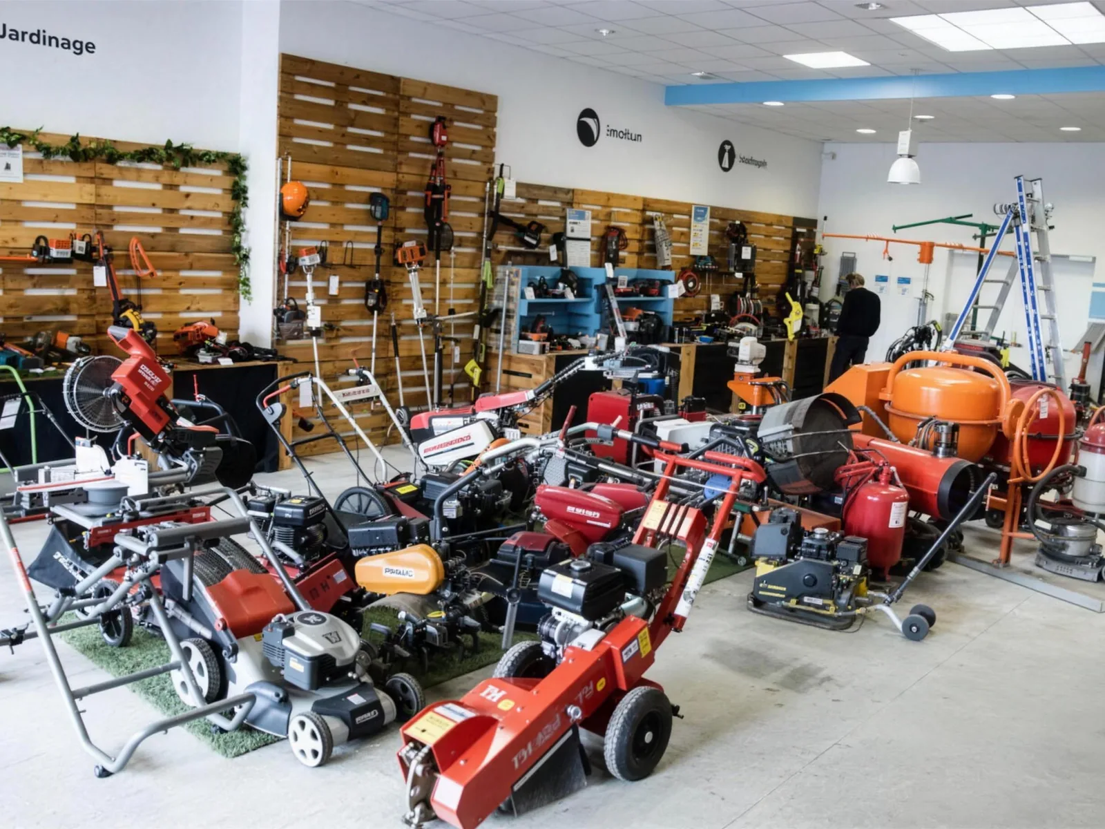 Showroom Ozlaloc : tondeuses, motoculteurs et outillage exposés