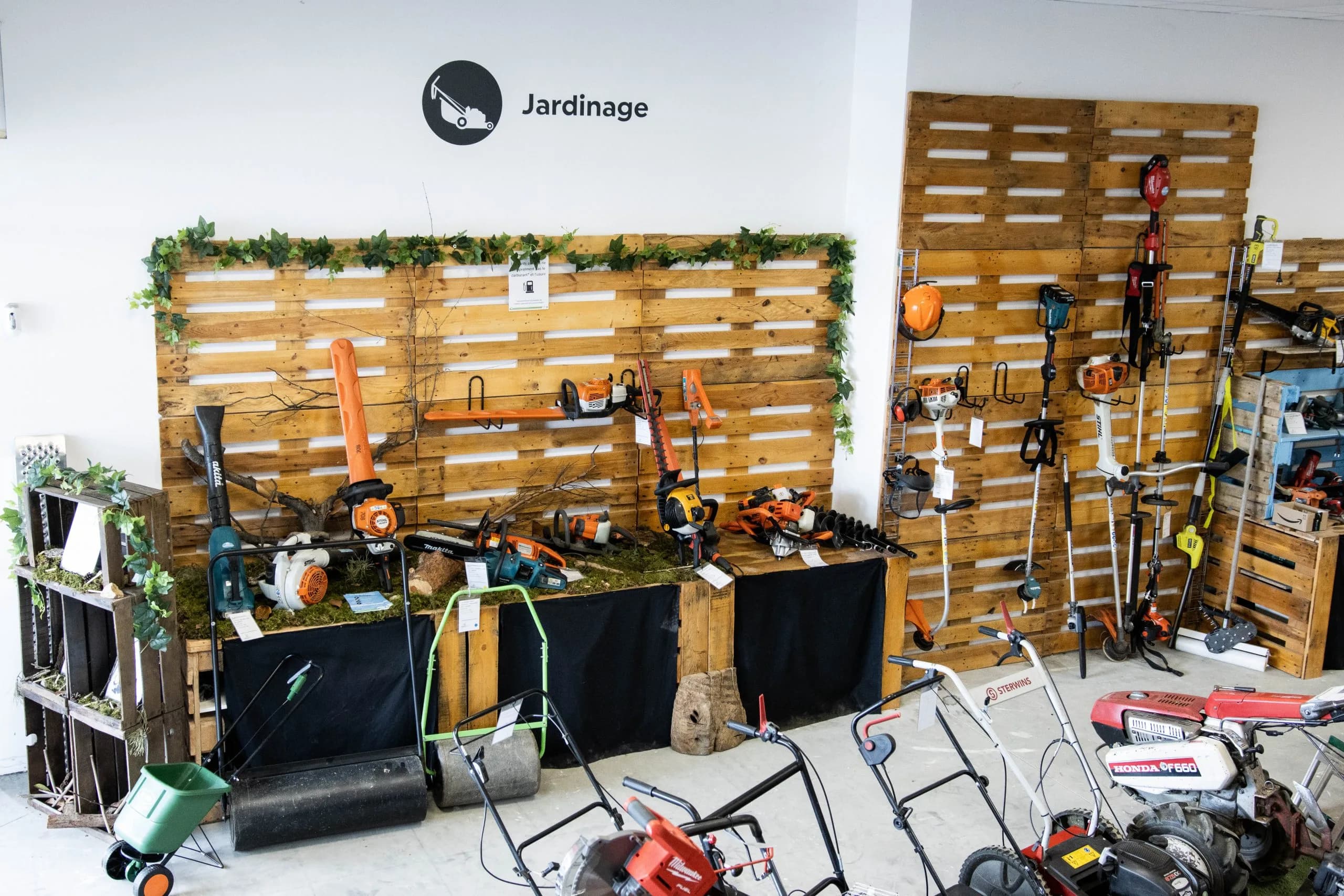 Rayon jardinage de l'agence Ozlaloc : tondeuses et outillage sur palettes
