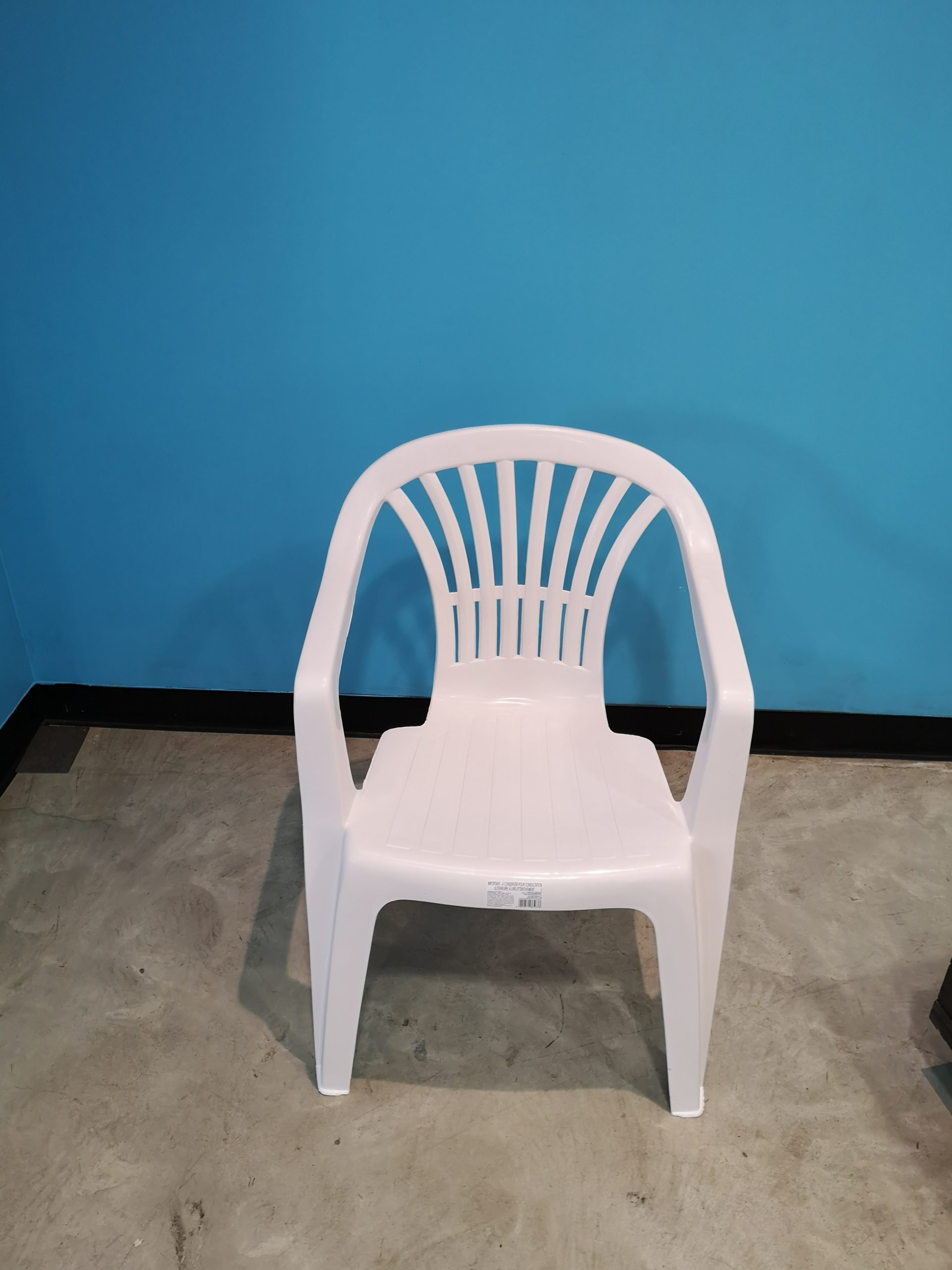 Location chaise plastique blanche - Ozlaloc